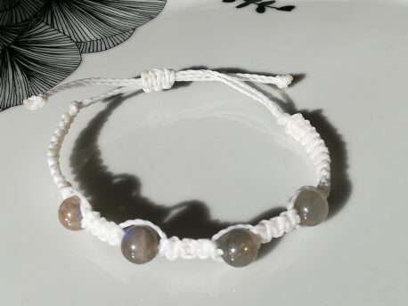 Bracelet en micro-macramé blanc et perles de labradorite